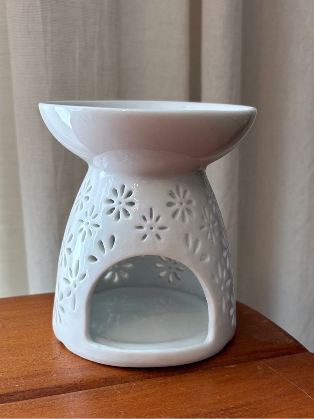 White Ceramic Tea Light Wax Melt / Oil Aroma Burner - Picture 2 of 9